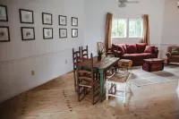The Seed House: Renovated Octagonal Barn, Dog-friendly!