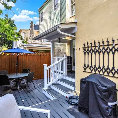 Historic & sunny home w/ Fireplace steps from USNA & Downtown Annapolis