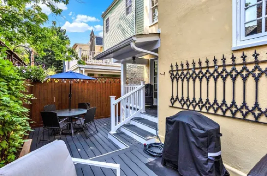 Historic & sunny home w/ Fireplace steps from USNA & Downtown Annapolis