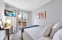 Lovely Home in R. Oak near Birmingham! Gorgeous, pet-friendly, king bed, deck!