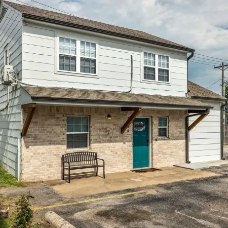 Tulsa Getaway w/Pergola-Grill-TV's & Personal AC/Heater in Every Bedroom