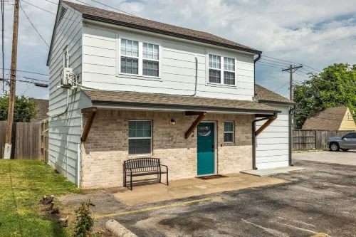 Tulsa Getaway w/Pergola-Grill-TV's & Personal AC/Heater in Every Bedroom