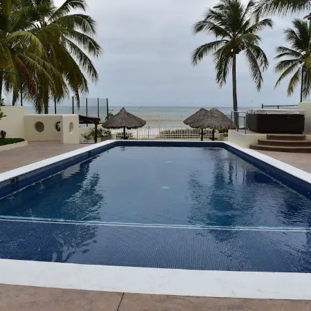 Farito Beachfront Penthouse, Surf & Paddle Board.