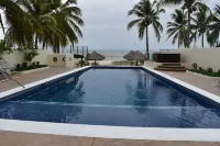 Farito Beachfront Penthouse, Surf & Paddle Board.
