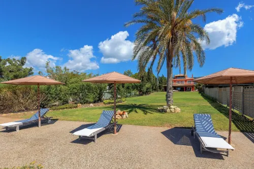 Private Beachfront Villa, Experience beauty, luxury and serenity, all in one. Hotels in Ermioni