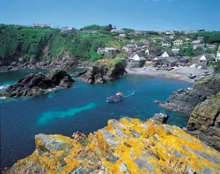 Jimmers Loft@Cadgwith Cove-Beautiful Sea Views