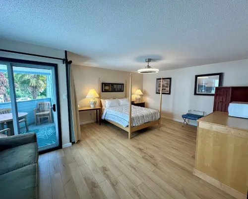 Ocean front with stunning views!! Gardens, trails, pools, and more. Pure beauty! Hotels in Nanaimo E