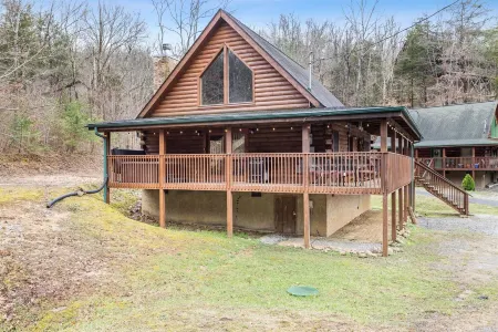 SMOKY MTN STAYS OFF LAKE w/POOL & HOT TUB
