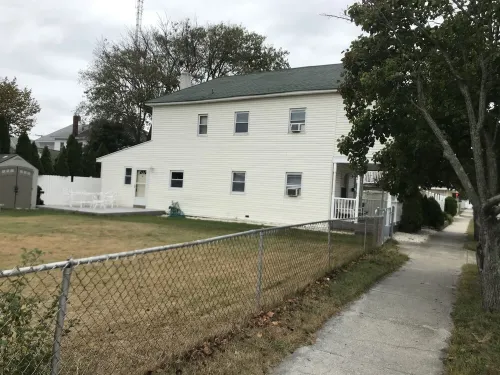Wildwood apt 4.5 blocks from the beach , huge yard