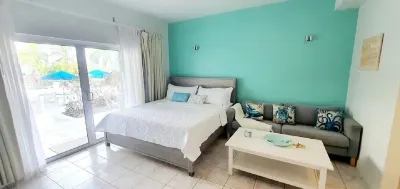 Tropical Oasis w/  pool, gym, king bed, wifi, AC & walk  to restaurants & beach
