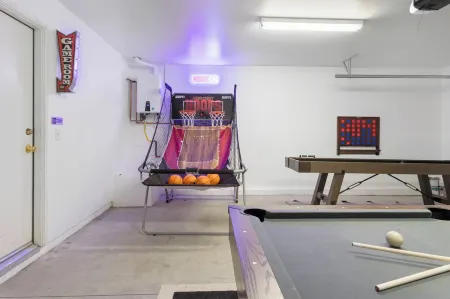 Escape to Serenity: 3-Bed, 2-Bath Home with Pool and Views plus WiFi and AC Отели рядом с достопримечательностью «Desert Hot Springs Chamber-Commerce»