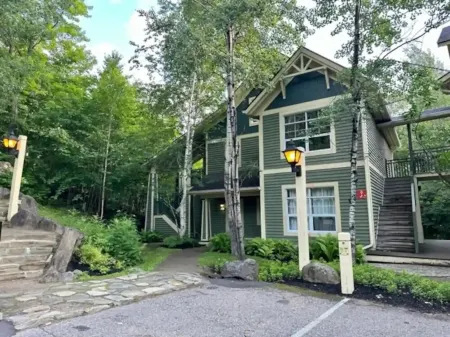Beautiful two bedroom condo at Tremblant Les eaux Отели в г. Мон-Трамблан