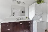 New, Luxury King Bedrm, Heart of Downtown, Quaint popular area, EV charger avail