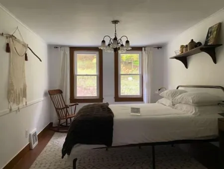 Historic 2BR Home +Patio in Quiet Catskills Hamlet Отели в г. Неверсинк