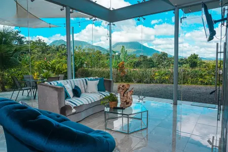 The Glass House Arenal Rentals Отели рядом с достопримечательностью «Monteverde Cloud Forest Biological Preserve»