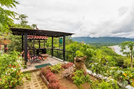 Stunning Ocean View, Open Design Bungalow w/POOL & AC *4x4 vehicule recommended Отели в г. Тамбор