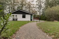 Luxe 6 Persoons Vakantiehuis Gelegen in Drenthe Tussen Emmen en Exloo Отели рядом с достопримечательностью «D36»