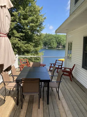 House on The Lake Is a peaceful getaway with beautful grounds with stonewalls Отели в г. Виндхам