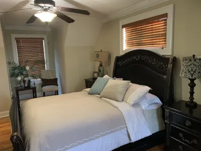 Luxury Home Hotels near Sam's Path Mobile Petting Zoo