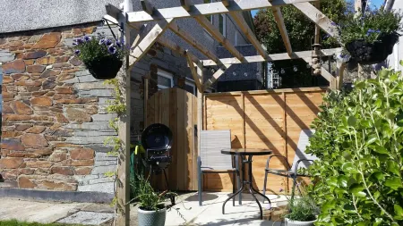 Orchards Apartment - 1 bedroom apartment with parking and garden