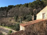 Maison ancienne de caractère avec terrasse dans hameau typiquement provençal