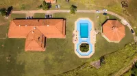 Spectacular site - 10 suites - Shallow-edge pool, ballroom and lake Praça Rua Campos 주변 호텔