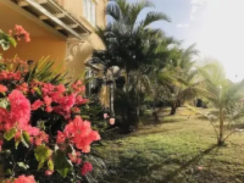 Belle Villa sécurisée Avec Piscine et Jardin Verdoyant