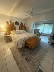 Water front, Minutes walk to beautiful Cowpet Bay Beach, pool, Bar& Restaurants.
