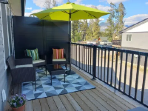 Mountain Views | Air Con | Garage | Large Deck | Nearby Trails | Parking インヴァーミアのホテル