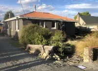 Spacious 3 Bedroom house. 2 minute walk to  Fairlie town & famous  pies! Hotels near Four Peaks High Country Track