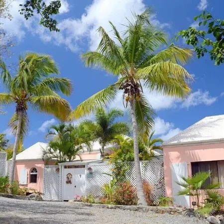 Coconuts: Indoor/Outdoor Living, Spa, Heated Pool & Privacy!