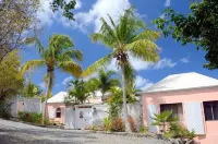 Coconuts: Indoor/Outdoor Living, Spa, Heated Pool & Privacy!