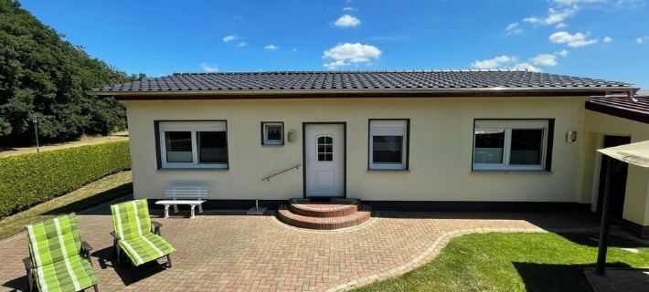 Holiday house on separate grounds directly at the nature park Mecklenburg Switzerland Hoteles en Dargun