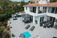 950m from the sea, Villa 259 has a splendid SEA VIEW, OVERFLOW SWIMMING POOL