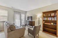 Spacious 2 bedrooms townhouse by the Greenway/ Pool access