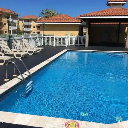 Beautiful gated spacious condo 5 minute walk to beach, restaurants and Hip Strip