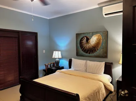 Luxurious 2 bedroom condo a short walk to Eagle Beach