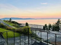 Bayside Apartment #4- Top Floor Waterfront Views above Boulevard Park