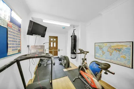 Luxurious 5 BED | 10 mins from Wembley | 4 Bath | Gym | Jacuzzi Отели рядом с достопримечательностью «Хэрроу»