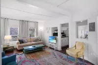 Vintage Coastal Cottage -3Bed/1Bath Upstairs