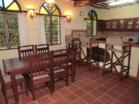 Private villa in Lamu style with private pool and cook/ staff 250 m to the beach