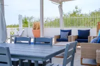 The Captain's House 3 Bed Villa with pool, gardens, peak & ocean views