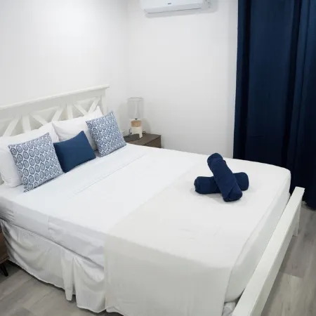 Cosy one bedroom condo in Holetown, St. James with pool access!!