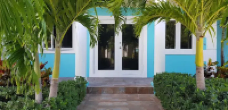 Pineapple Villa Spacious 5-bedroom villa in beautiful Nassau with Pool,AC, WiFi,