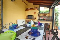 Nice little house near the beach with a nice garden. Air conditioning.