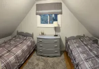 休倫湖畔崖坡上的湖景小屋，配有通往沙灘的私人樓梯
