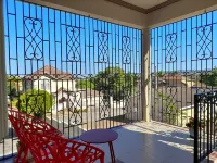 Great panoramic views. Beach and shopping close by.