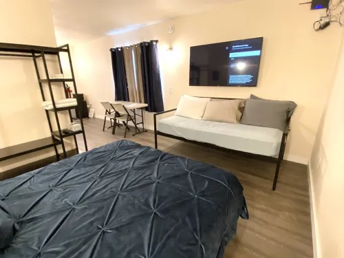 The Sever: Studio Guest Suite Hotels in Alderwood Manor