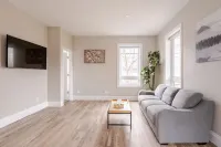 Single Bachelor unit en-suite Across from Google