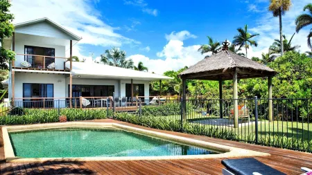 Absolute Beachfront Bliss - Newell Beach - 10 Metres to the Ocean